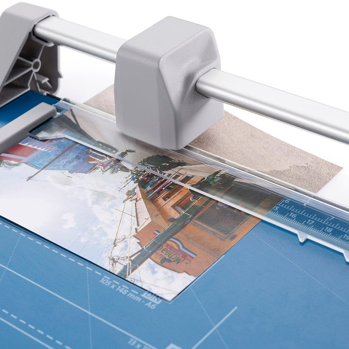 Top view showing inch and metric guide lines on Dahle Model 508 Personal Rolling Trimmer 18 Inch base